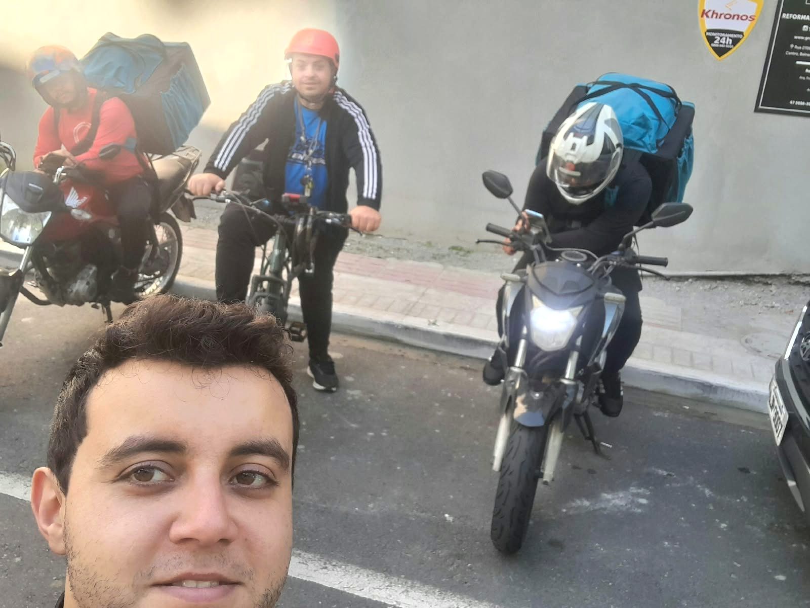 Equipe de entregadores do Tião da Moto em Balneário Camboriú, de moto e de bike
